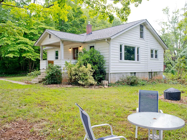 261 Fairview Rd — Photo 2