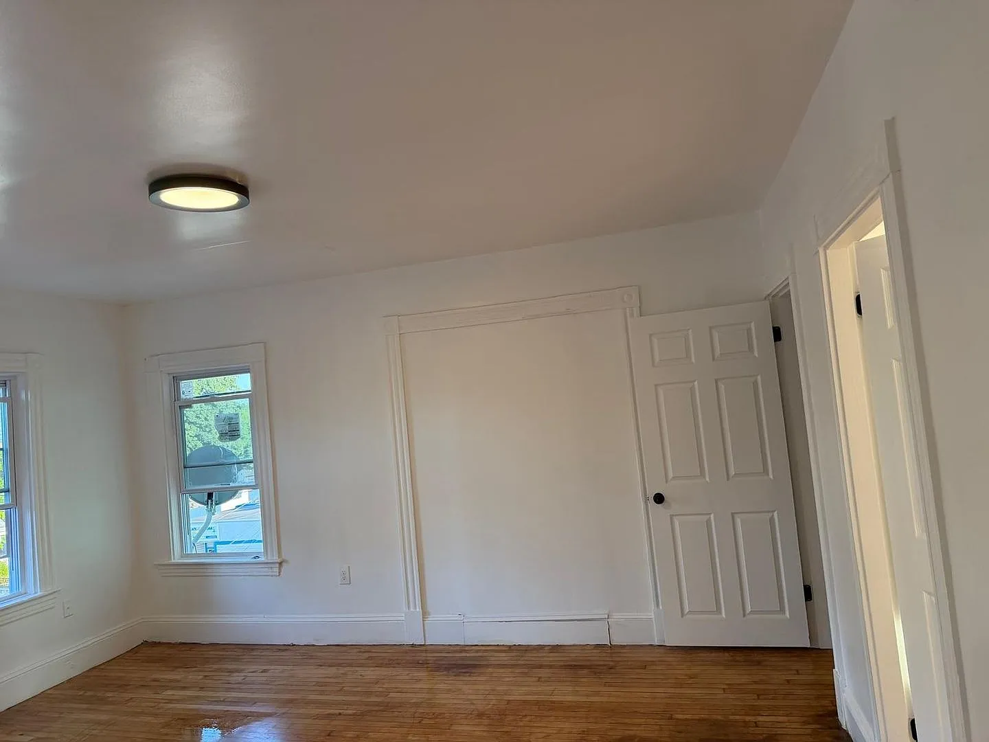 Charming 4BR Duplex in Brockton — Photo 4