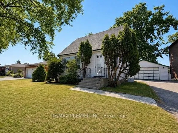 21 Aura Lea Blvd, Toronto, ON M9M 1K2