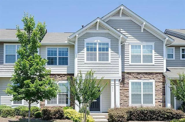 209 Spring Gardens Dr — Photo 3