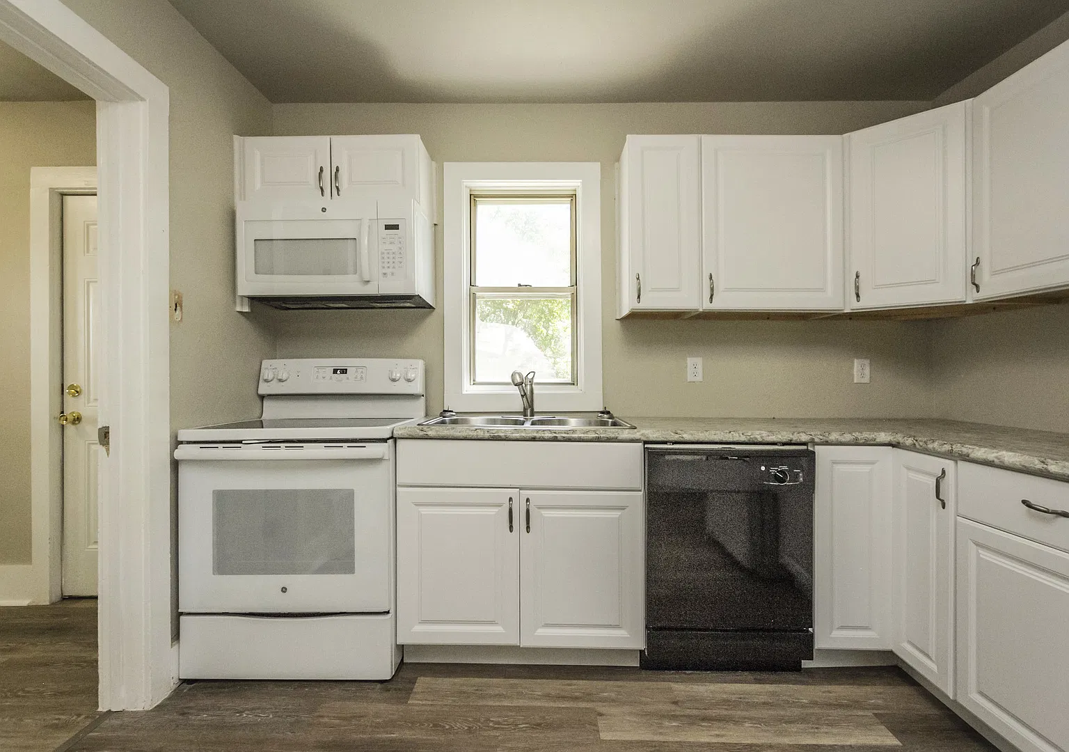 2 Bedroom 1 Bath Fully Remodeled — Photo 3