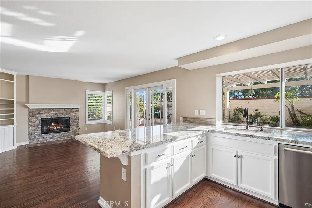3 bed, 2.5 bath, 1677 sqft, $4,750 — Photo 3