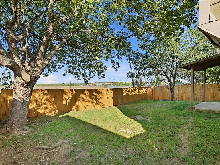 821 Benning — Photo 33