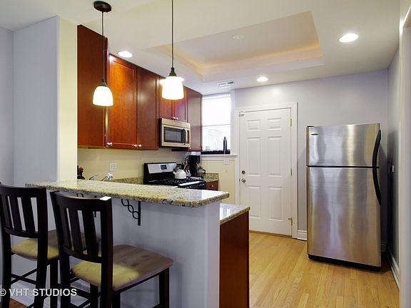 4th image of 530 W Cornelia Ave APT 3S