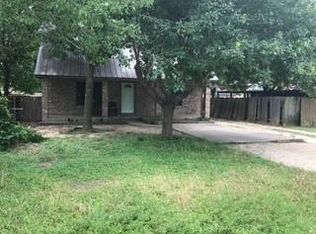 1017 W 3rd St, Taylor, TX 76574