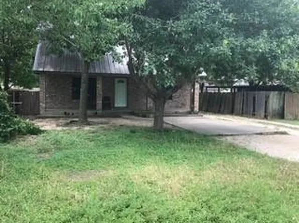 1017 W 3rd St, Taylor, TX 76574