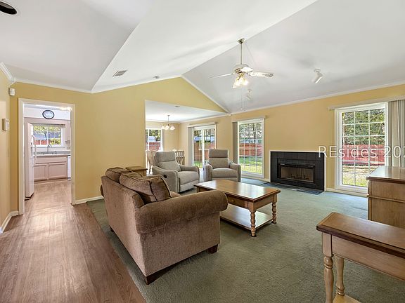 3rd image of 38 Squiresgate Rd