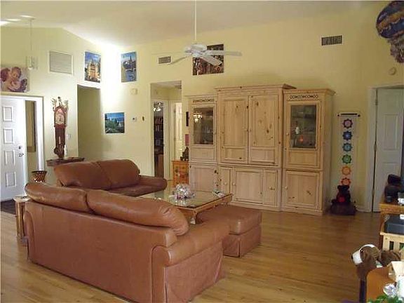 4th image of 1180 SW 18th St