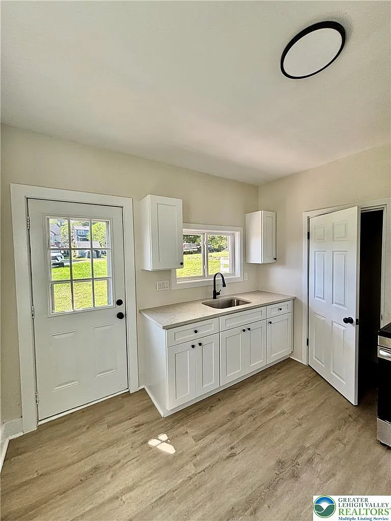 4 bed, 1.0 bath, 1120 sqft, $2,050 — Photo 4
