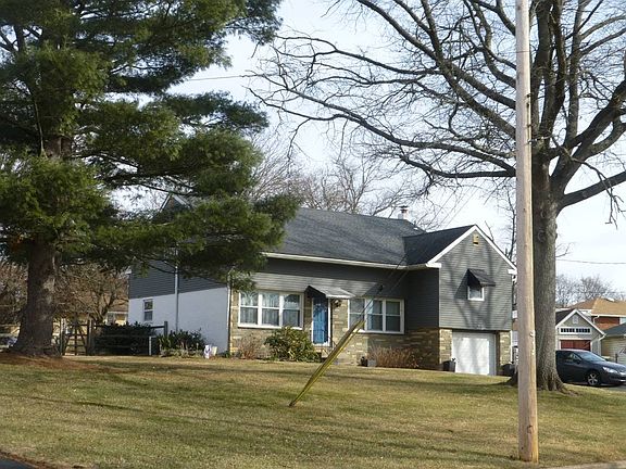 3rd image of 2202 Carol Ln