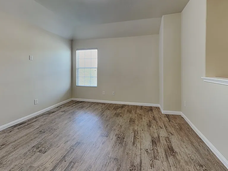 Spacious room with neutral bei