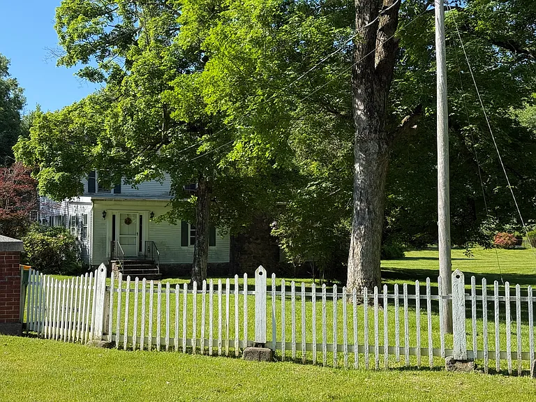 Dutch Barn Dr — Photo 1