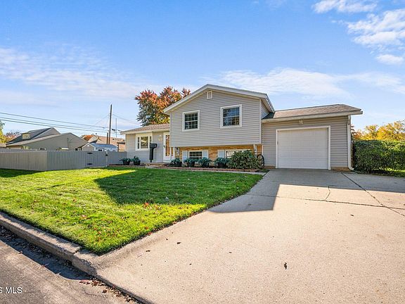 3rd image of 5054 Oakridge Dr