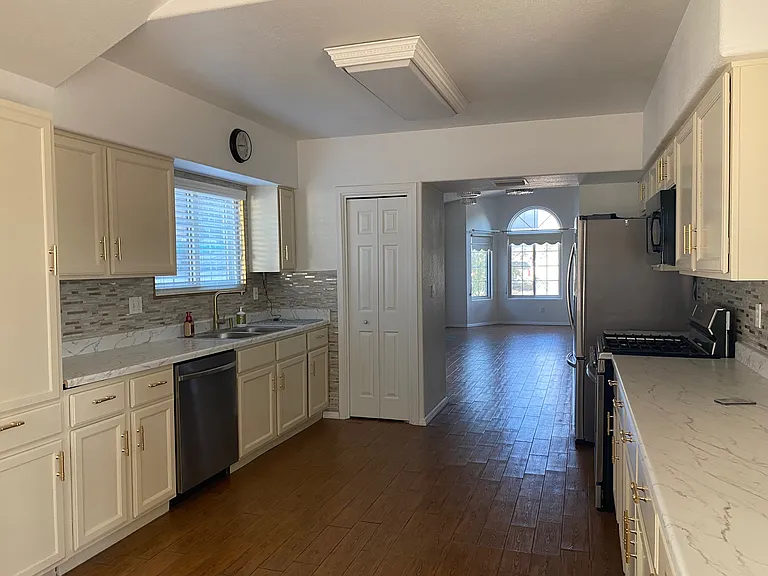5028 W Hurston Dr — Photo 6
