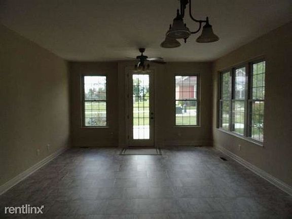 1553 Tewsbury St, Valparaiso, IN 46385 family room