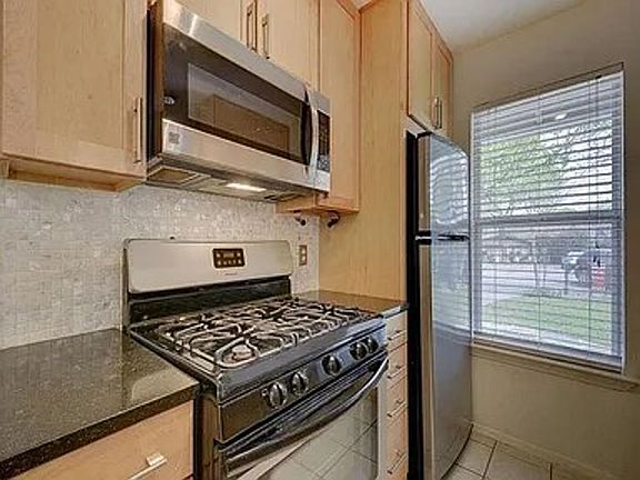 4th image of 1005 Daphne Ct