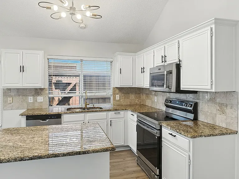 1012 Blackenhurst Ln — Photo 5