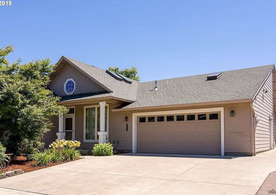 large drive way 2 car garage