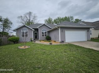 102 Kingsley Dr, Monett, MO 65708