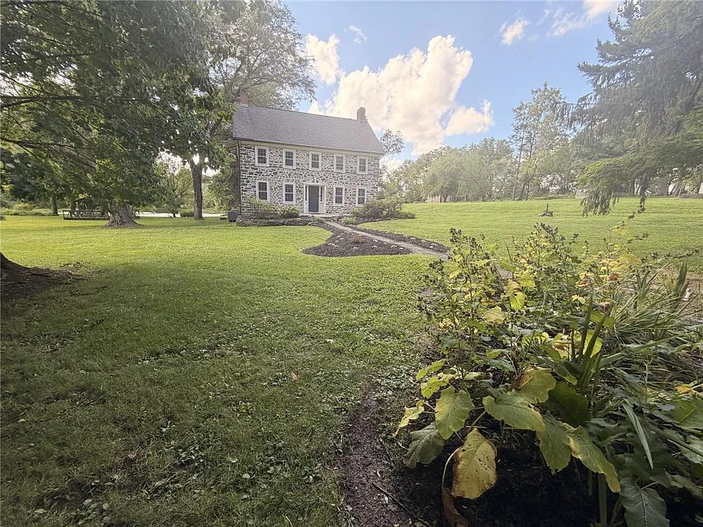 4 bed, 3.5 bath, 4718 sqft, $3,000 — Photo 3