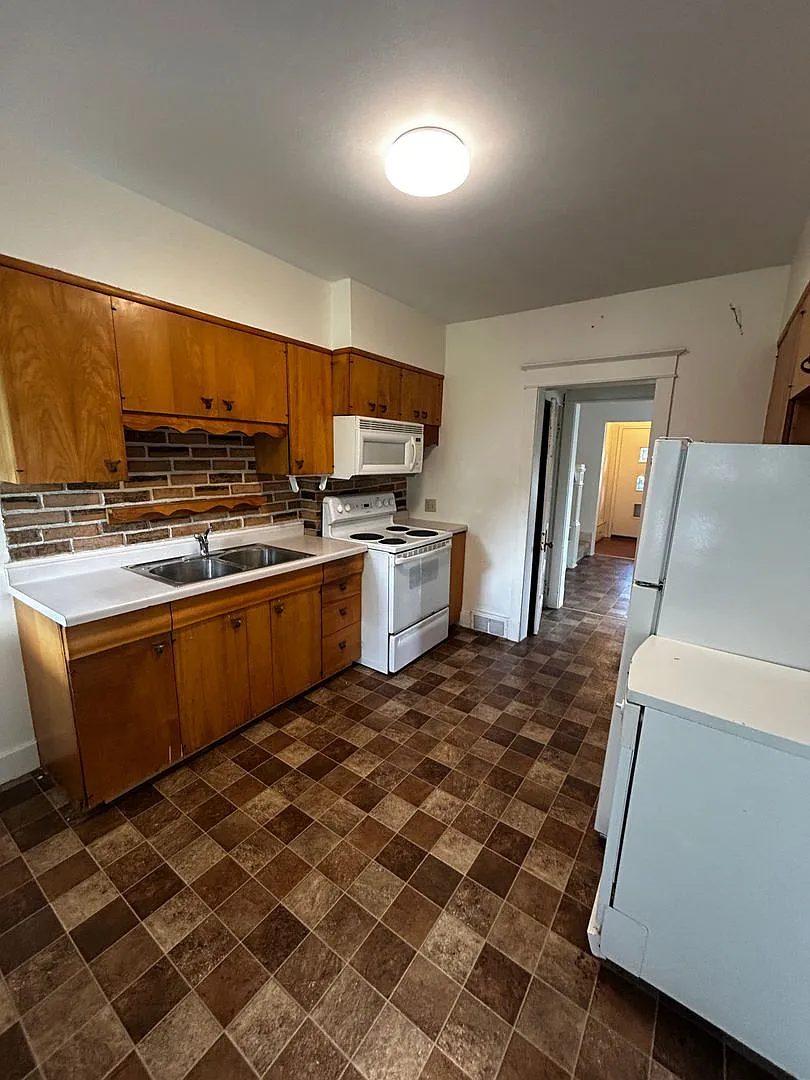 102 - 104 Morley Pkwy — Photo 4
