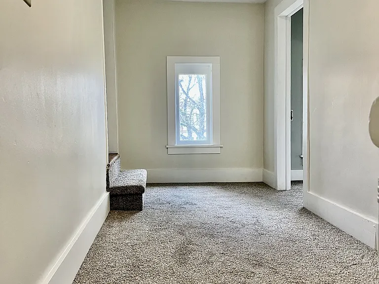 102 W Walnut St — Photo 3