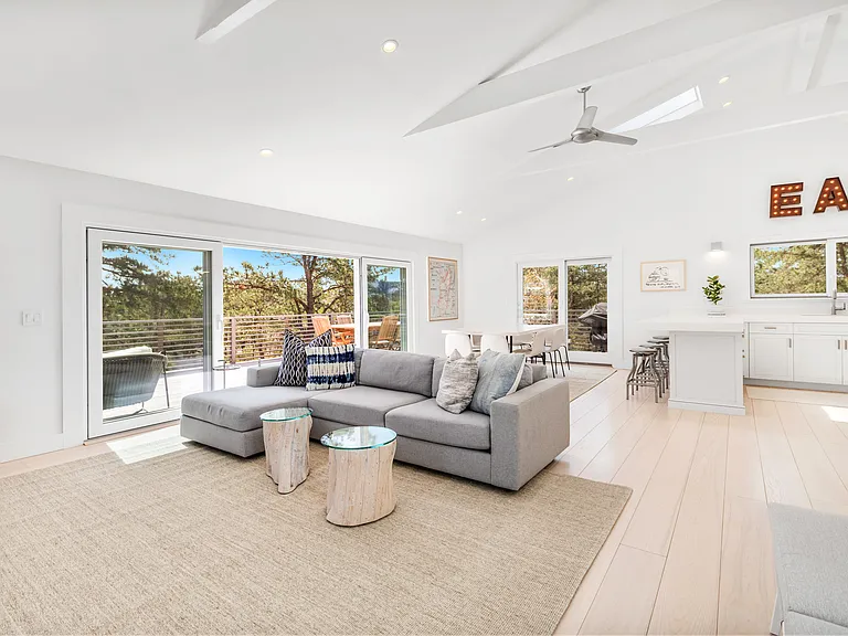 6 Castle Ct — Photo 2