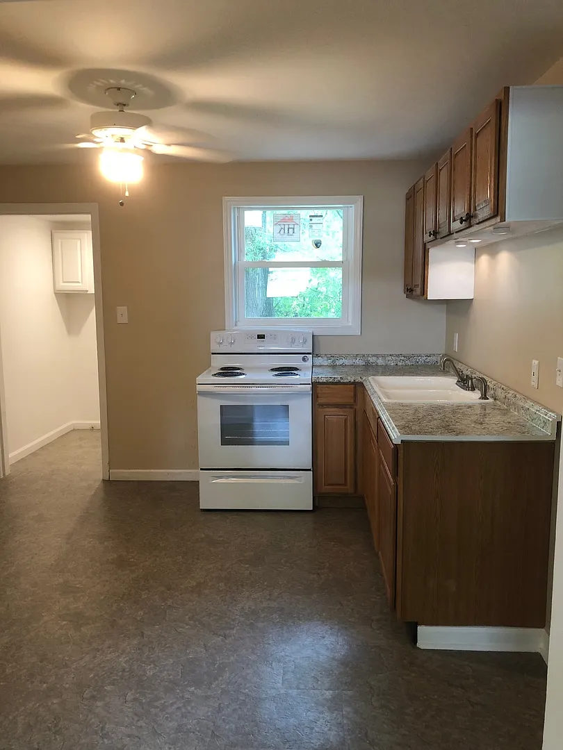 2 Bedroom Home Close to Gate City Blvd! — Photo 3