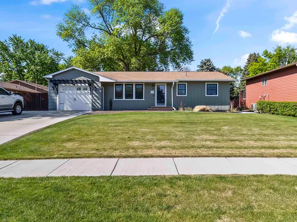 1216 W 10th St, Yankton, SD 57078