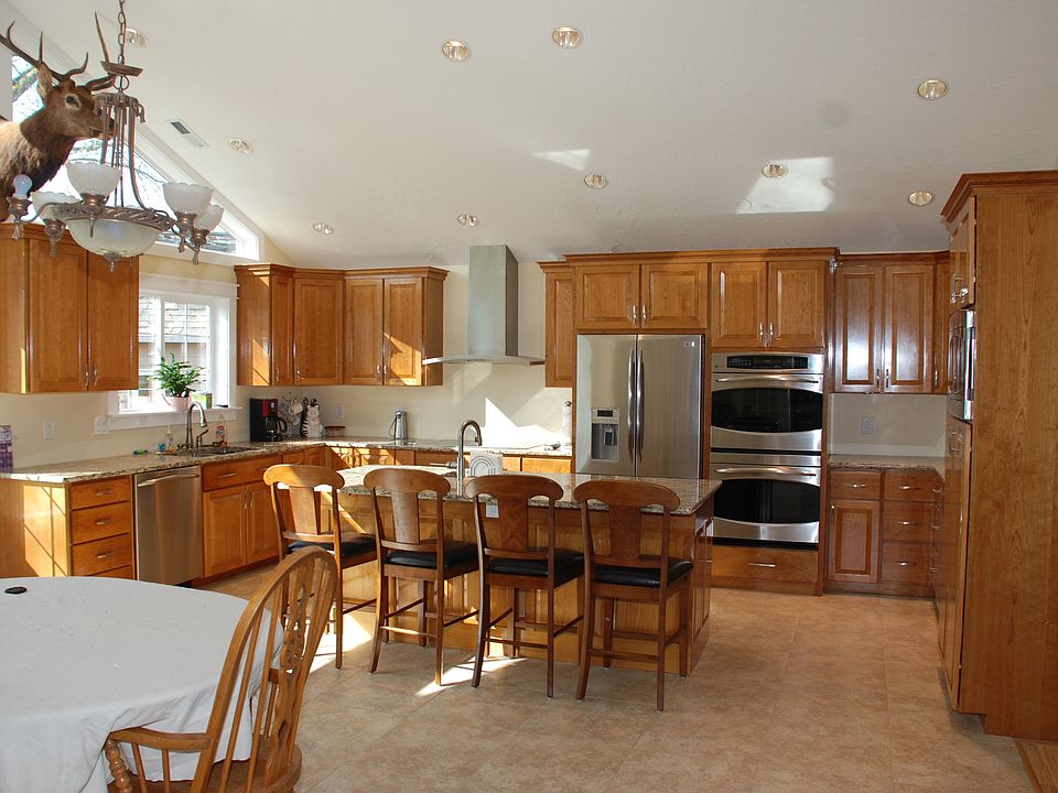 Kitchen/dining room (left)