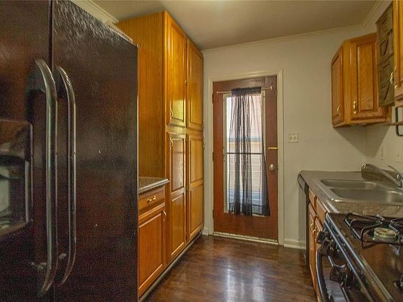 3rd image of 1522 Yale Ave