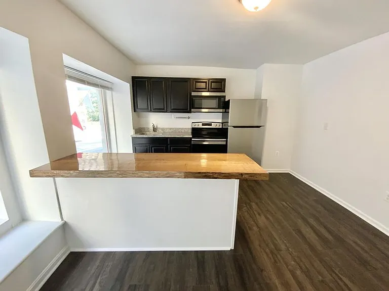 11 E Saratoga St — Photo 4