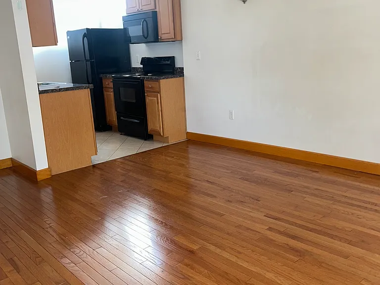 765 Broughton St #3 — Photo 6