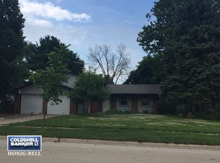 18 Dartmoor Dr, Crystal Lake, IL 60014