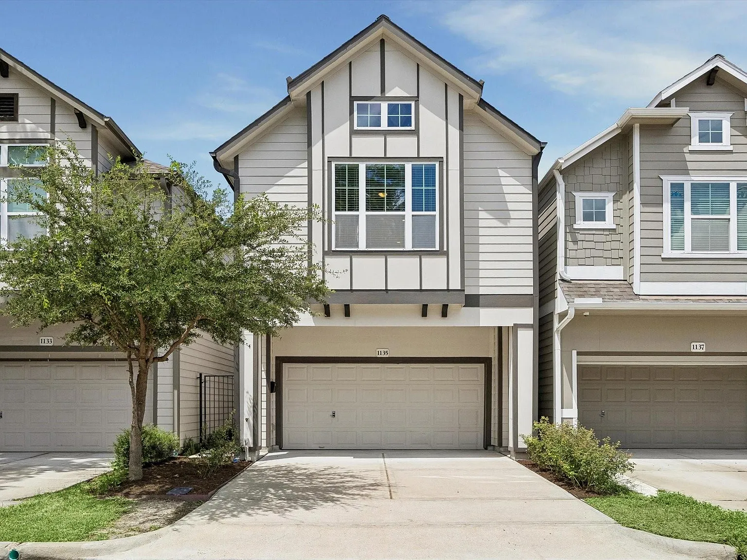 3 bed, 2.5 bath, 2533 sqft, $4,000 — Photo 1