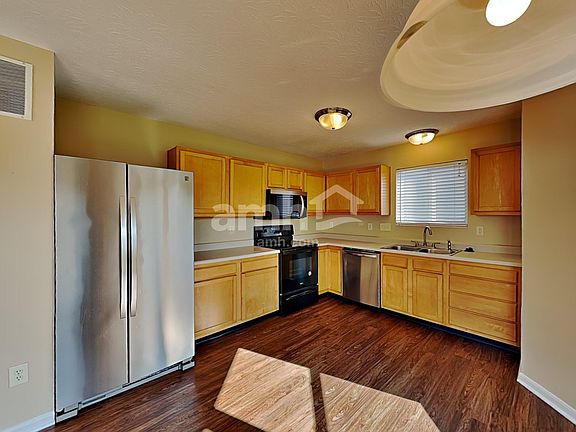 3rd image of 10236 Meadow Glen Dr