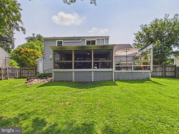3rd image of 3828 Hillcrest Dr