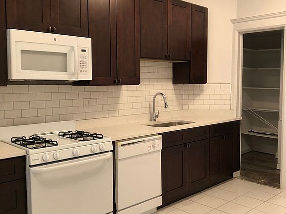 5th image of 450 W St James Pl APT 1