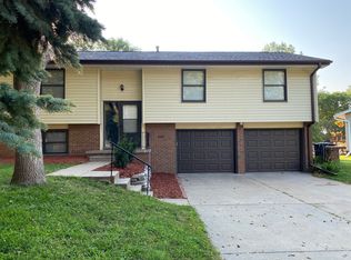 16085 Oak St, Omaha, NE 68130