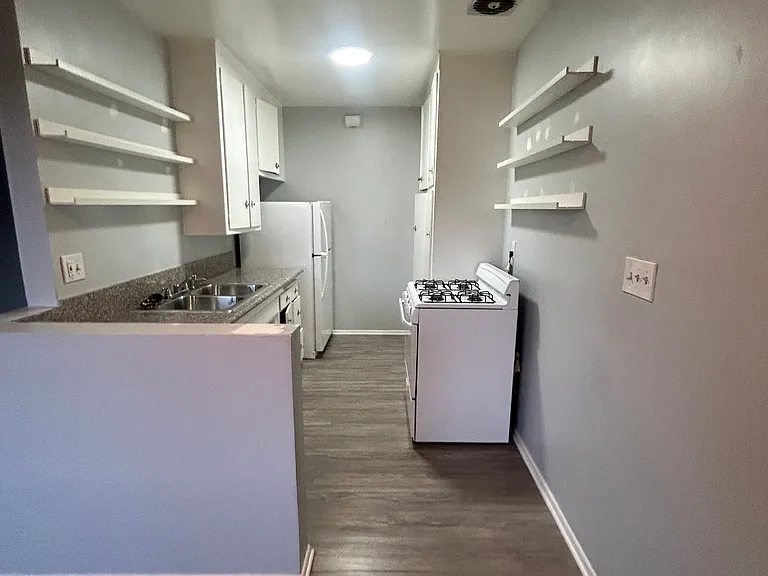 1428 Havenhurst Dr #16 — Photo 3