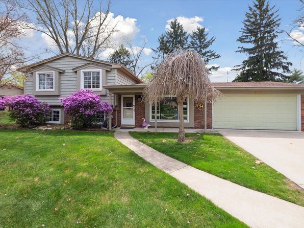 10328 Carriage Dr, Brighton, MI 48114
