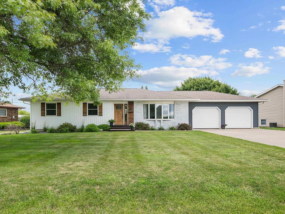 1st image of 484 Oakwood Cir