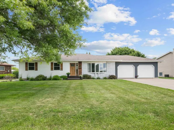 484 Oakwood Cir, Coal Valley, IL 61240