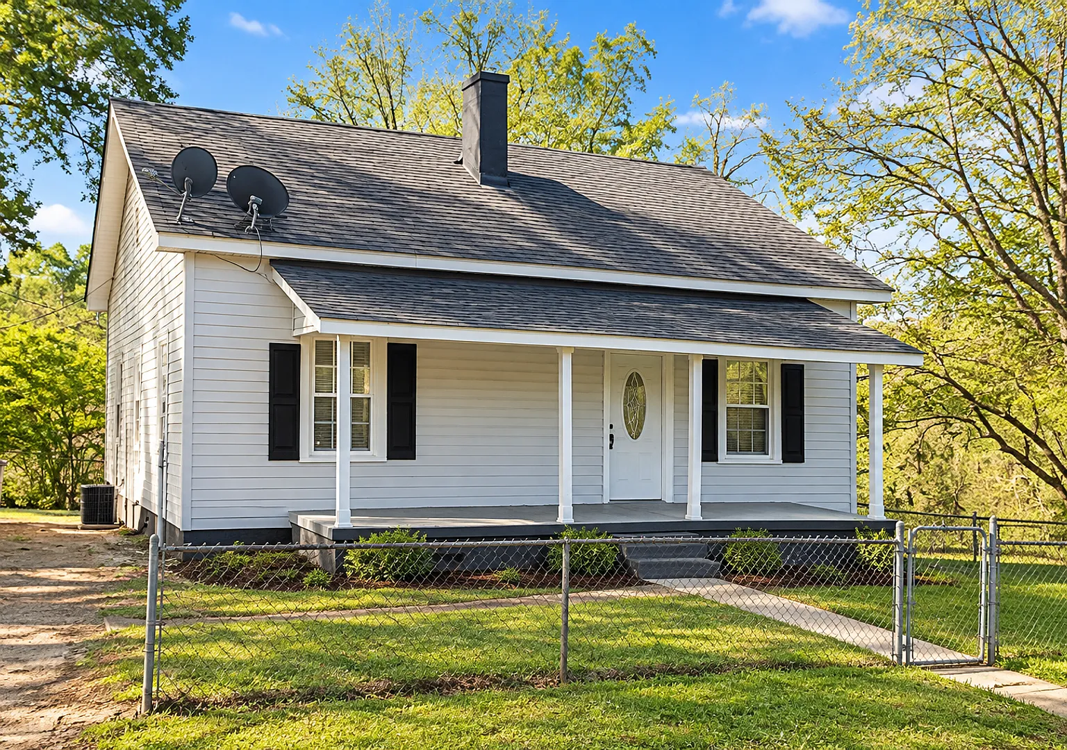 Beautiful 2 Bedroom 1 Bathroom Home with Spacious Living and Backyard — Photo 1