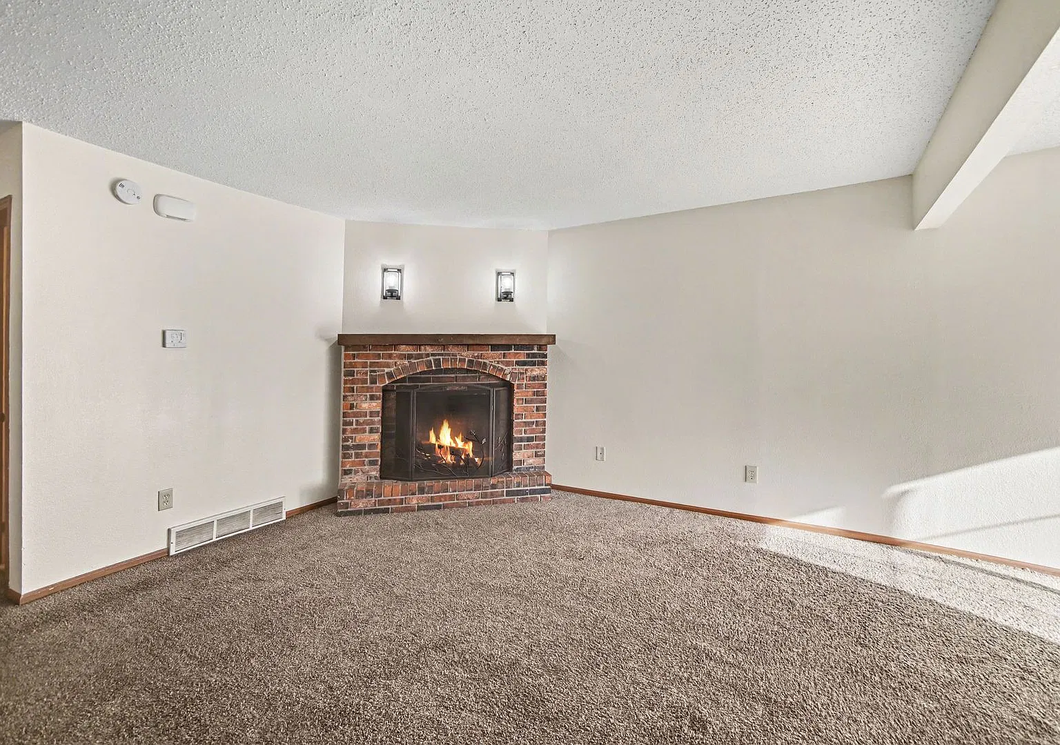 The place you will want to call home ~ 410 NW Nottingham Lane — Photo 3