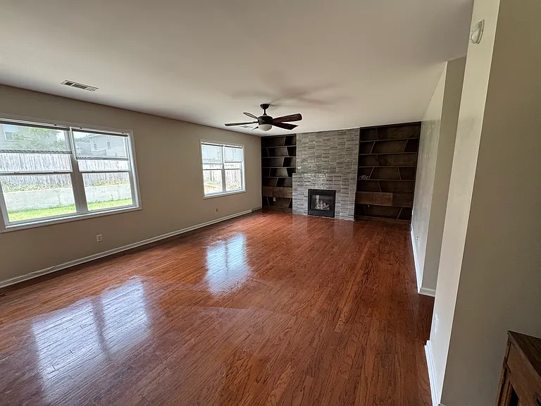 327 Hearthwood Dr — Photo 6
