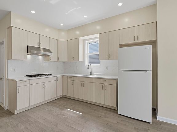 5th image of 290 Grant Ave #2
