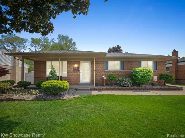 8926 Independence Dr, Sterling Heights, MI 48313