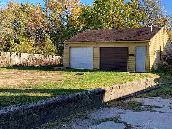 4th image of 802-810 Kishwaukee St