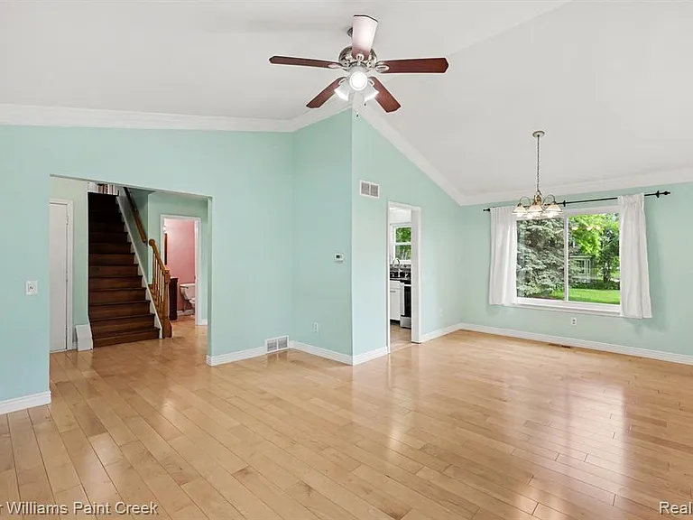44820 Yorkshire Dr — Photo 3